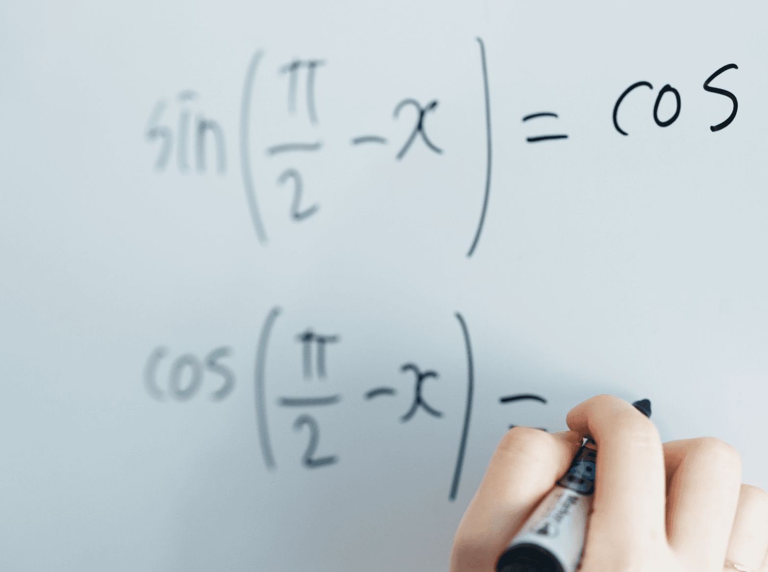 수학 공식을 작성하고 있는 전문가 이미지