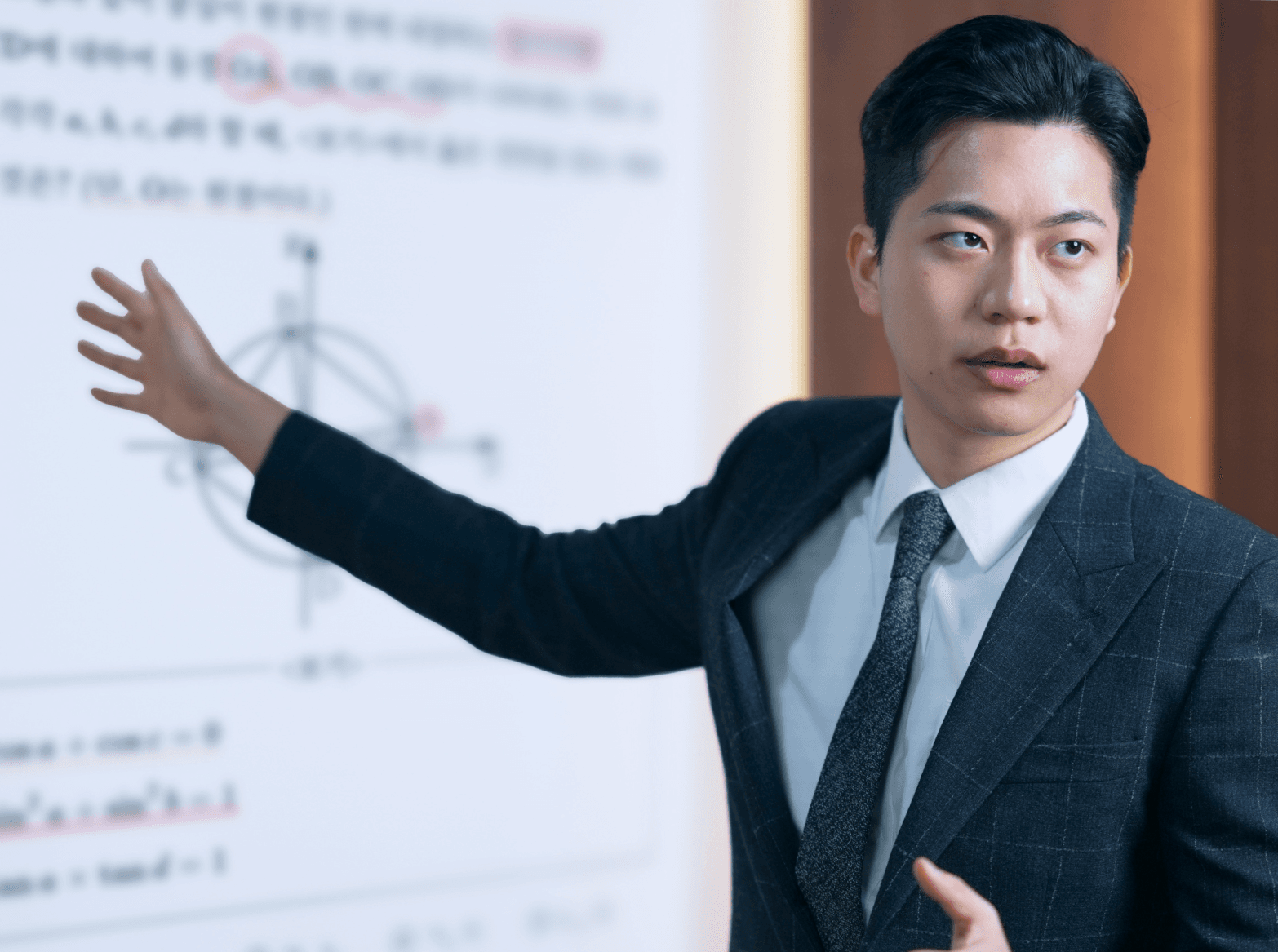 해설 강의를 진행하고 있는 수학 전문가 이미지