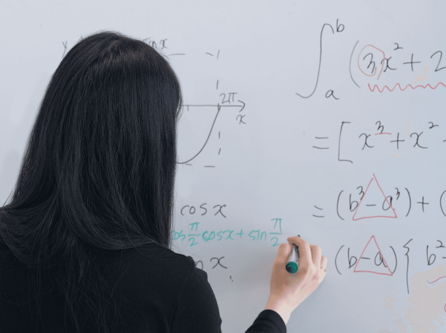 해설 강의를 진행하고 있는 수학 전문가 이미지