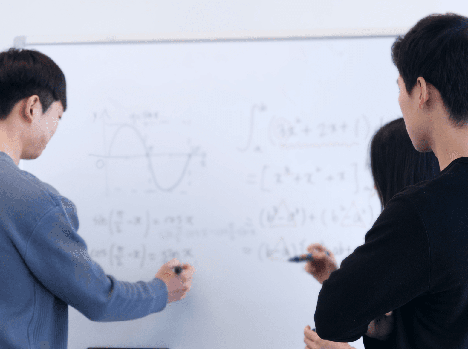 수학 문제를 만들기 위해 화이트보트에 글을 써가며 토론을 하고 있는 전문가들